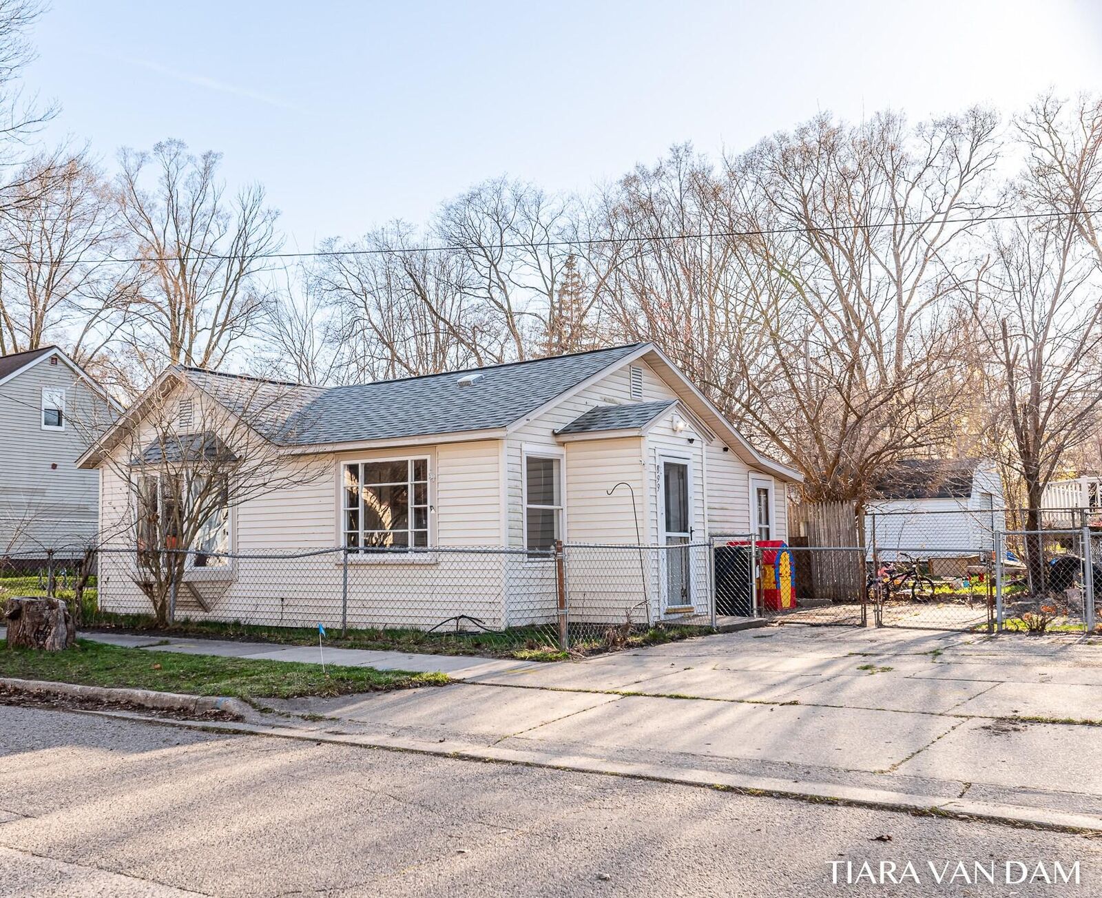 Property Photo:  899 Windsor Avenue  MI 49441 