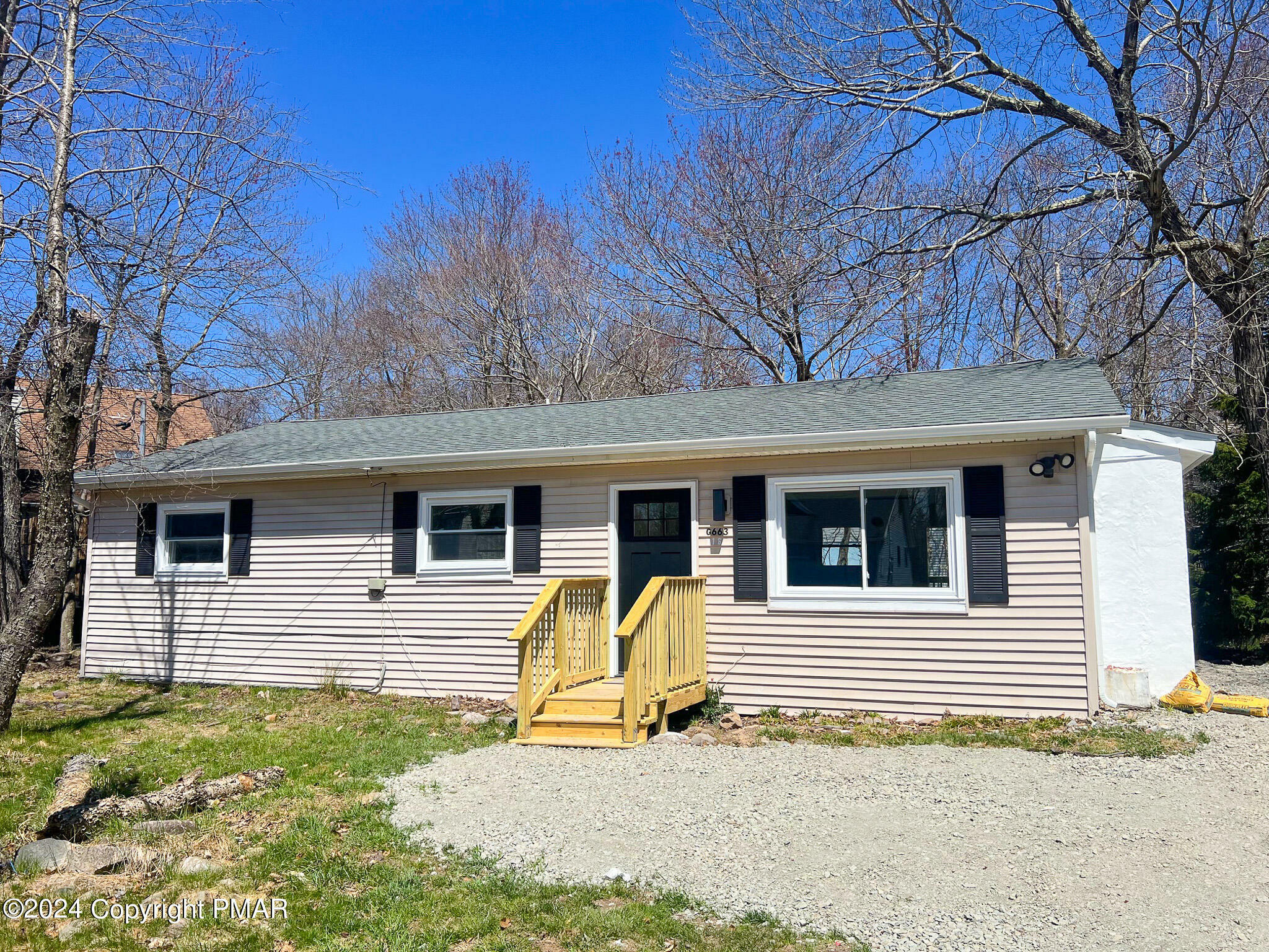 Property Photo:  716 Country Place Drive  PA 18466 