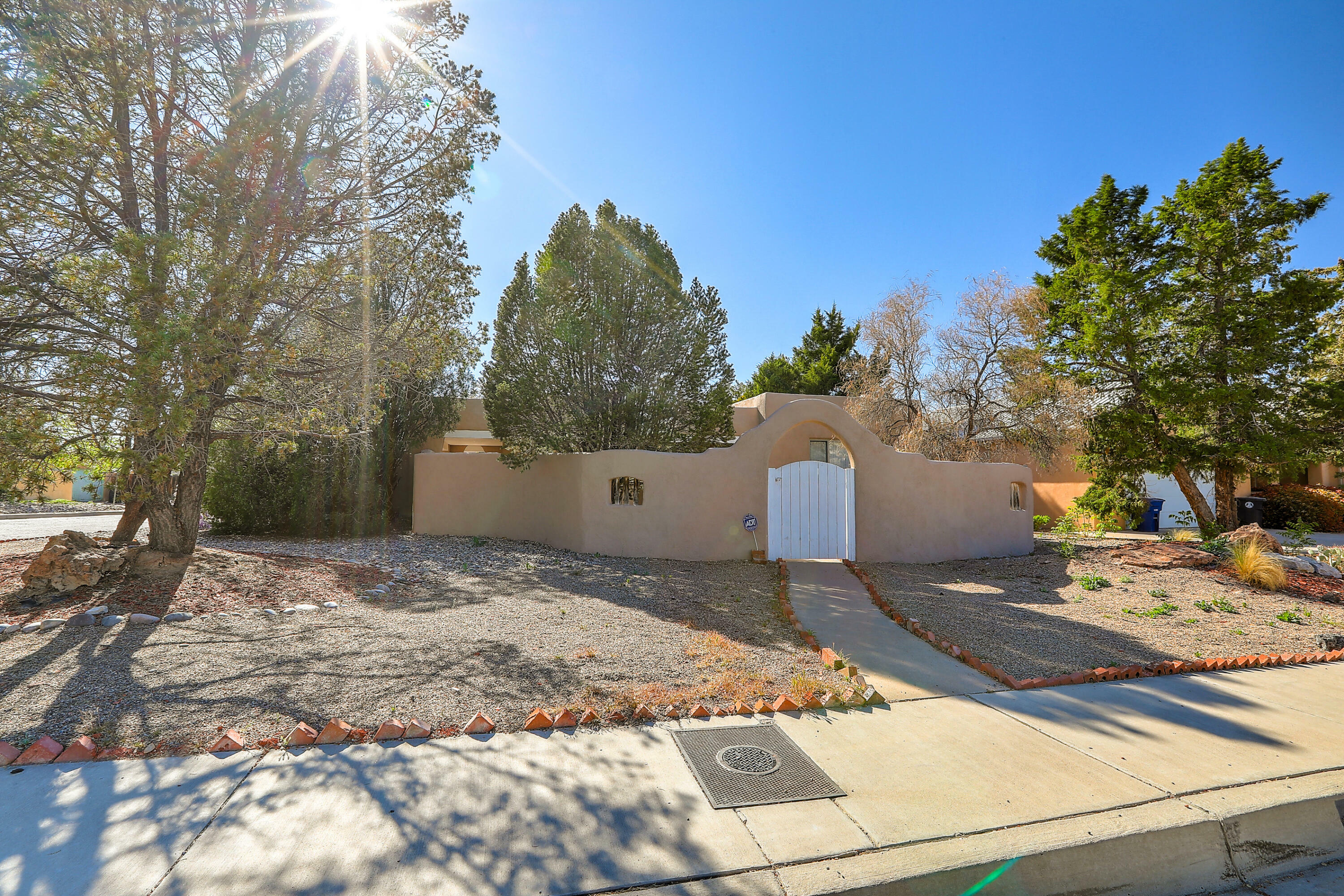 Property Photo:  425 Hermosa Drive SE  NM 87108 