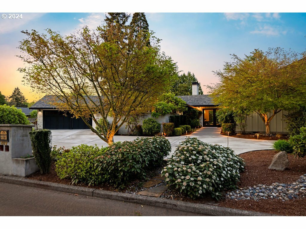 Property Photo:  609 Rhododendron Dr  WA 98661 