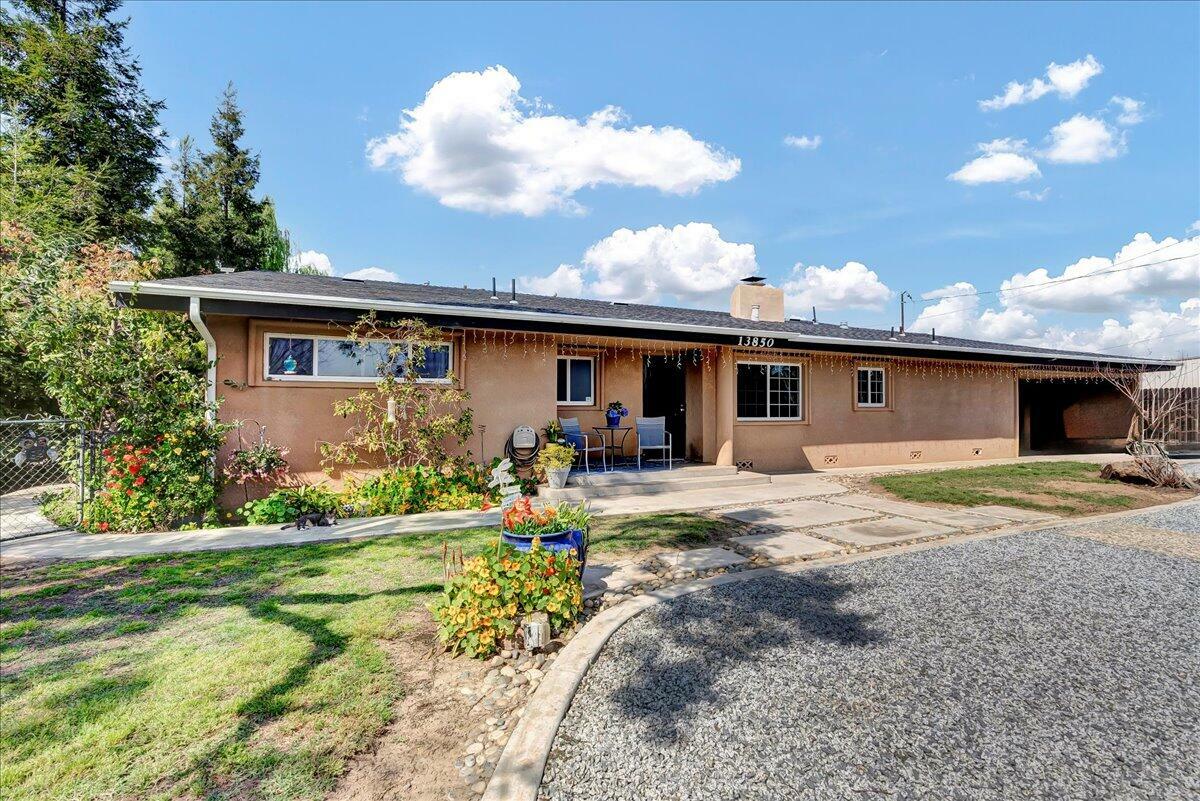 Property Photo:  13850 Avenue 336  CA 93292 