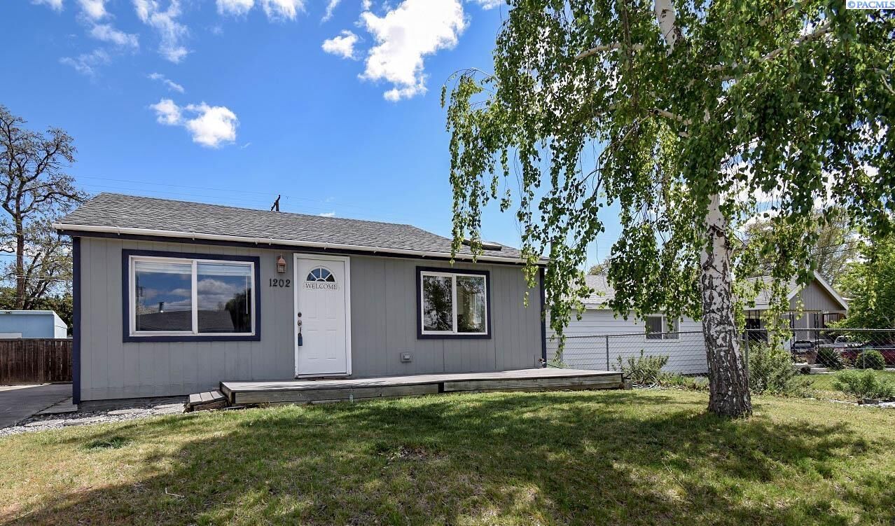 Property Photo:  1202 Winslow  WA 99354 