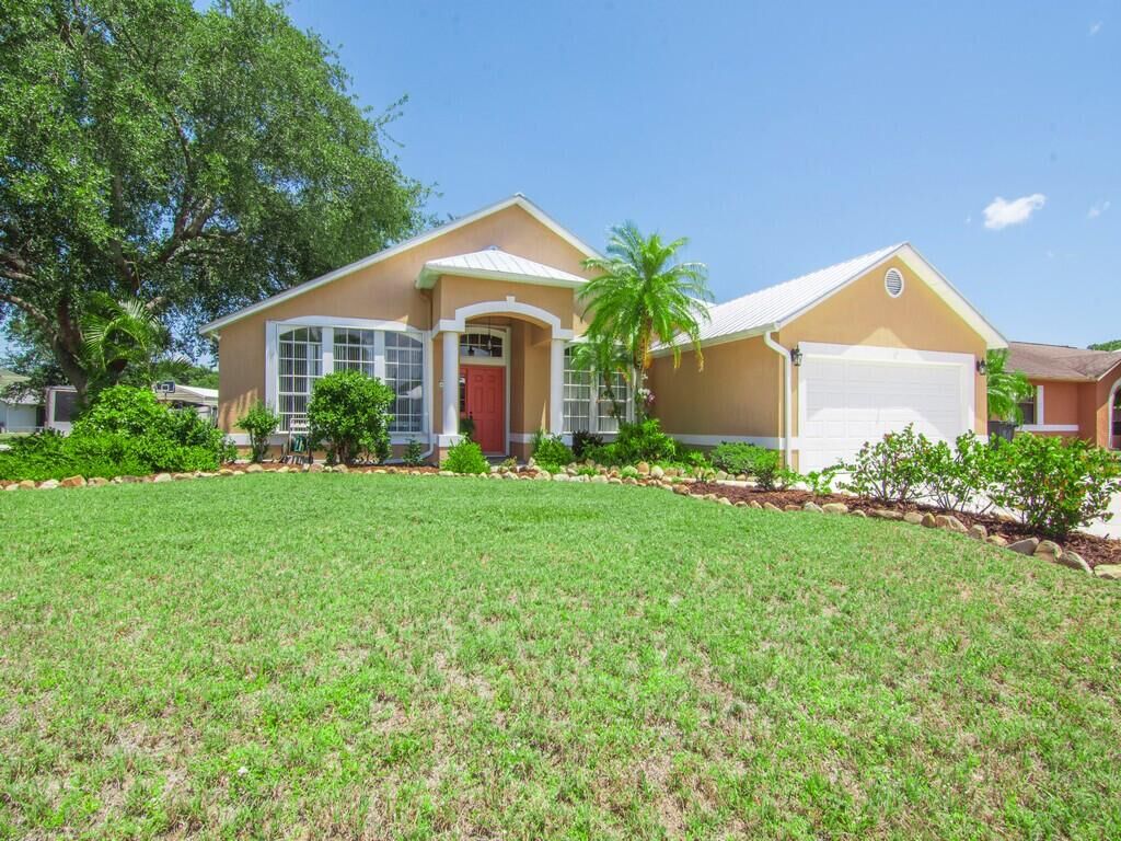 Property Photo: 532 SE Cliff Road FL 34984