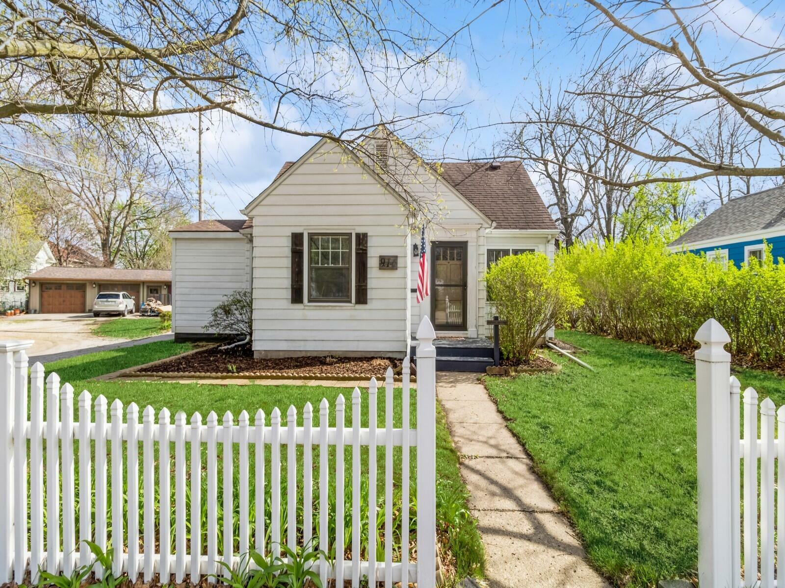 Property Photo:  914 6th Street  IA 50010 