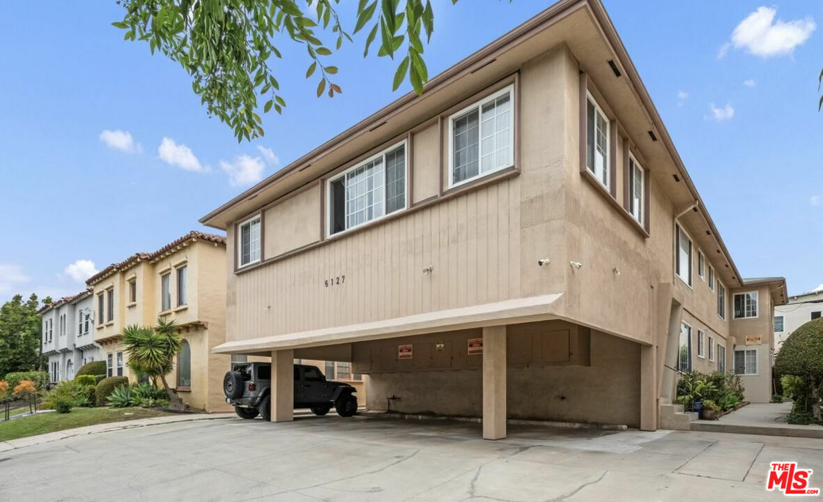 Property Photo:  6127   Saturn St  CA 90035 