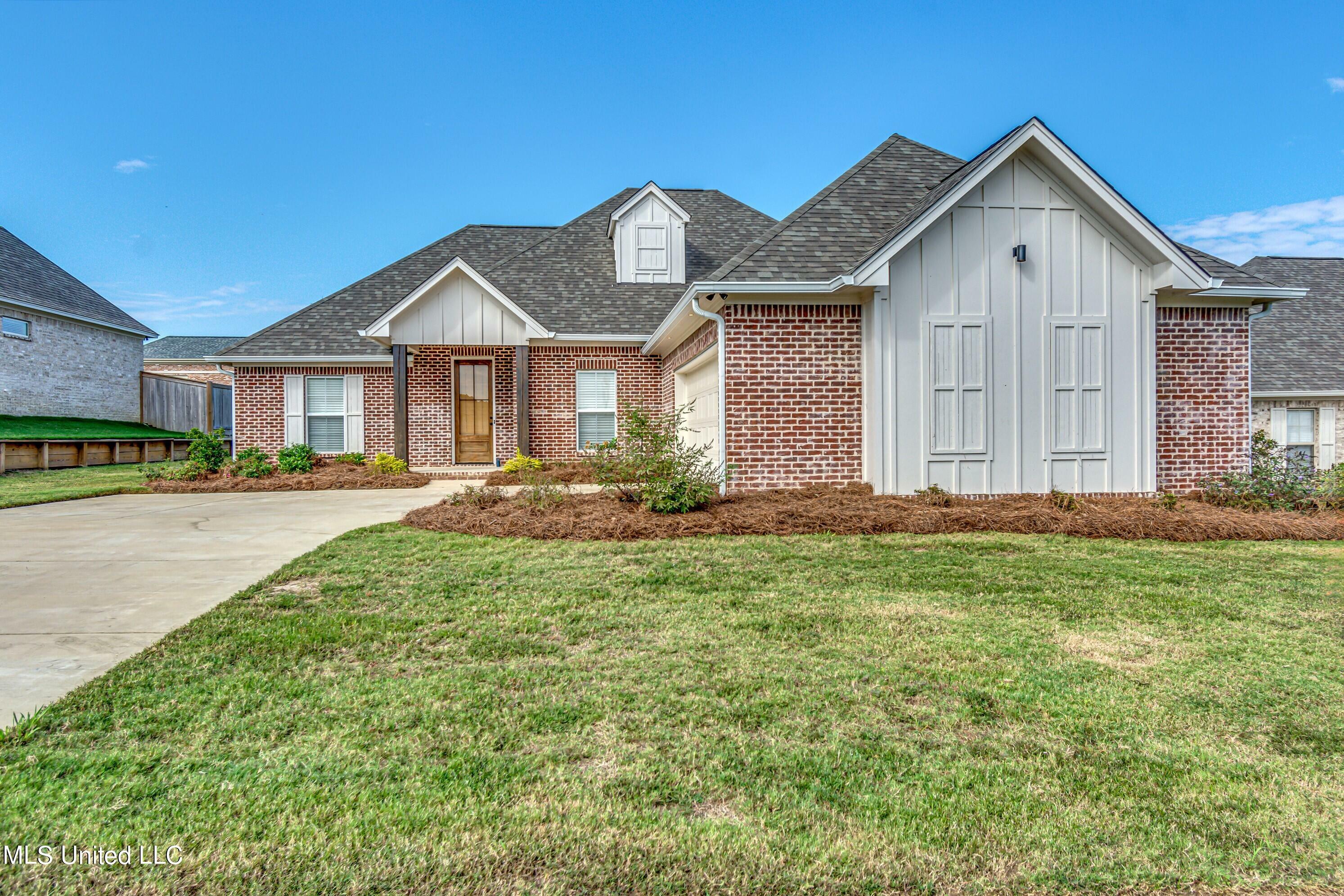 Property Photo:  707 Summerfield Drive  MS 39046 