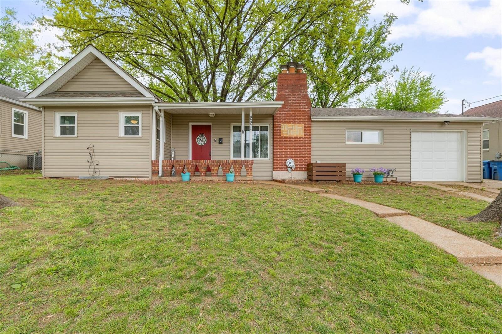 Property Photo: 221 Runyon Avenue MO 63125