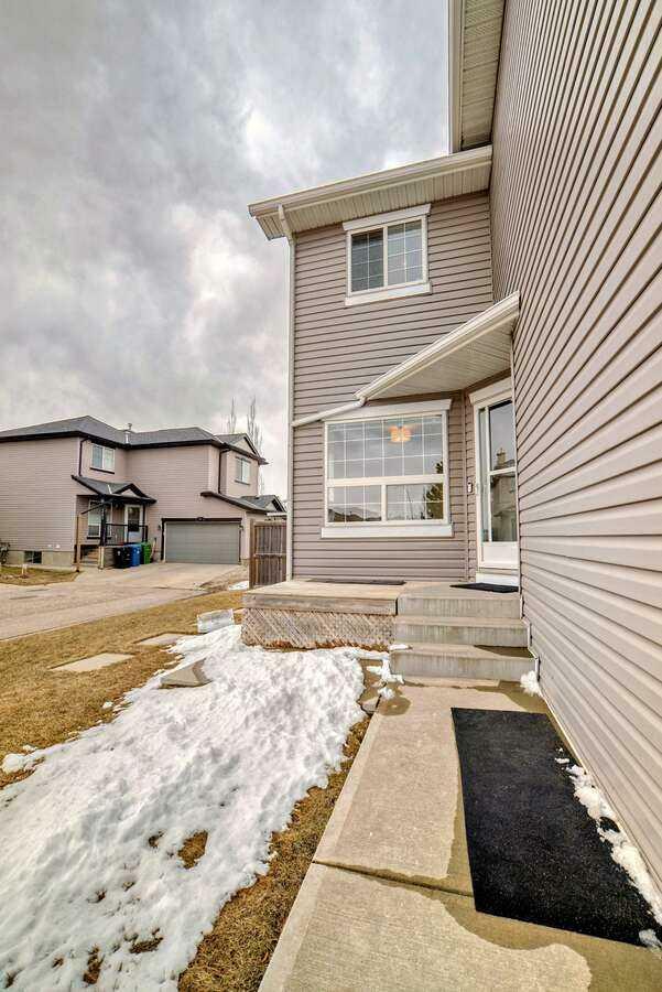 Property Photo:  337 Citadel Meadow Bay NW  AB T3G 4Z3 