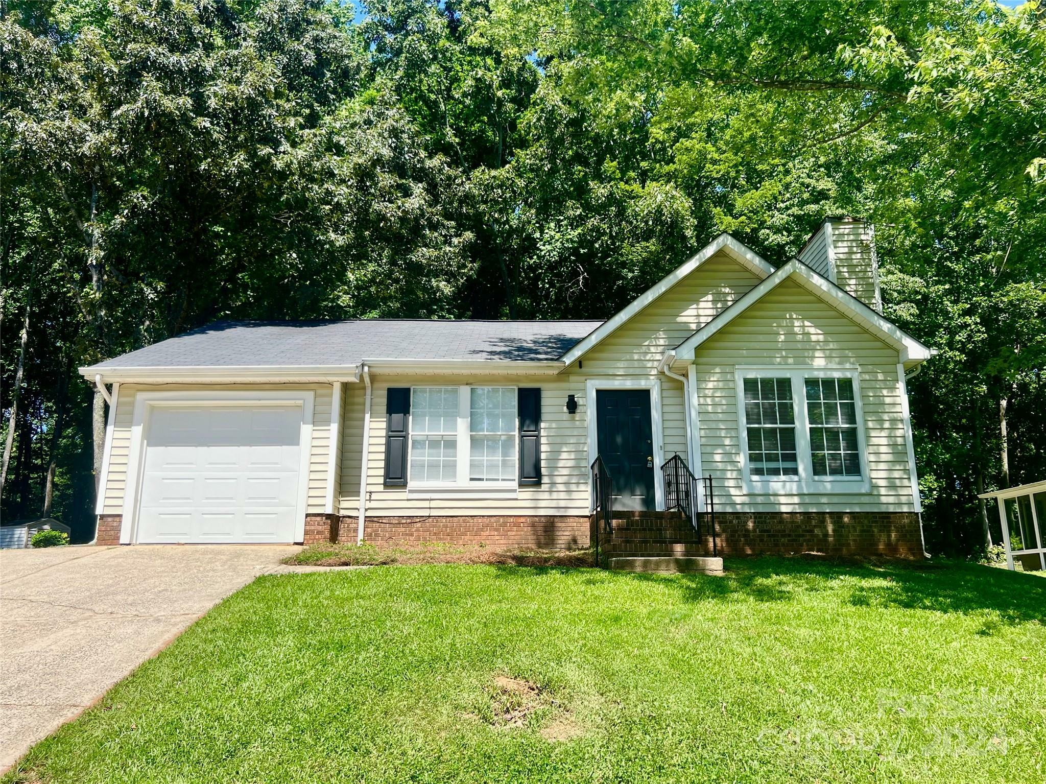 Property Photo:  2324 Valleyview Drive  NC 28215 