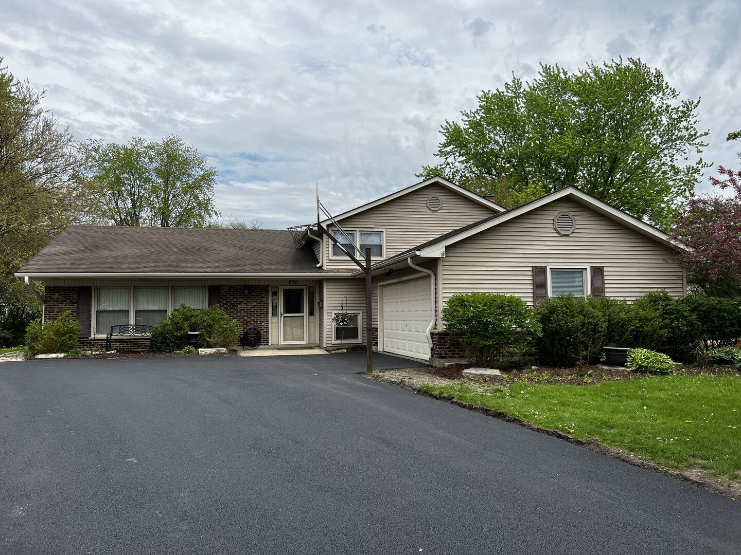 Property Photo: 570 Ramblewood Court IL 60047