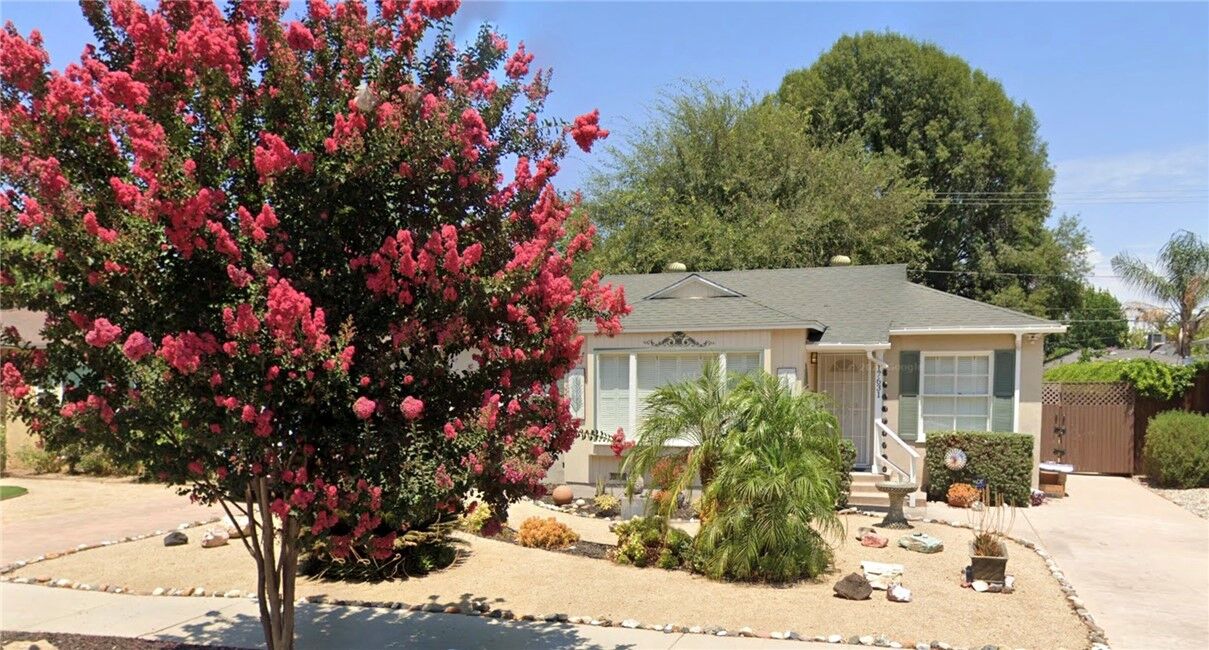 Property Photo:  17631 Victory Boulevard  CA 91406 