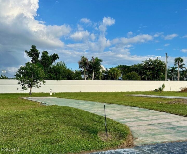 Property Photo: 60 Poplar Place FL 33908