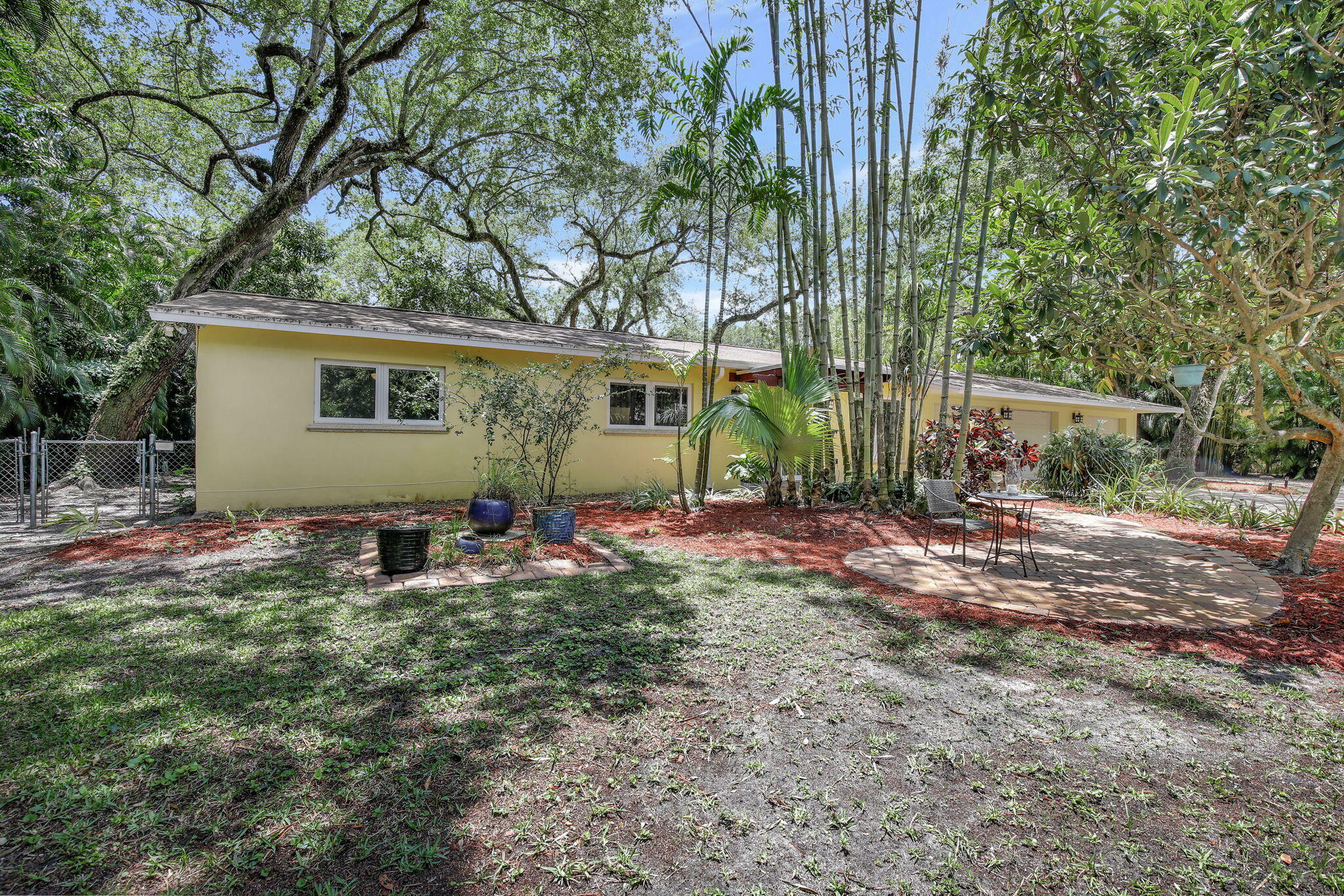 Property Photo:  1550 SW 30th Place  FL 33315 