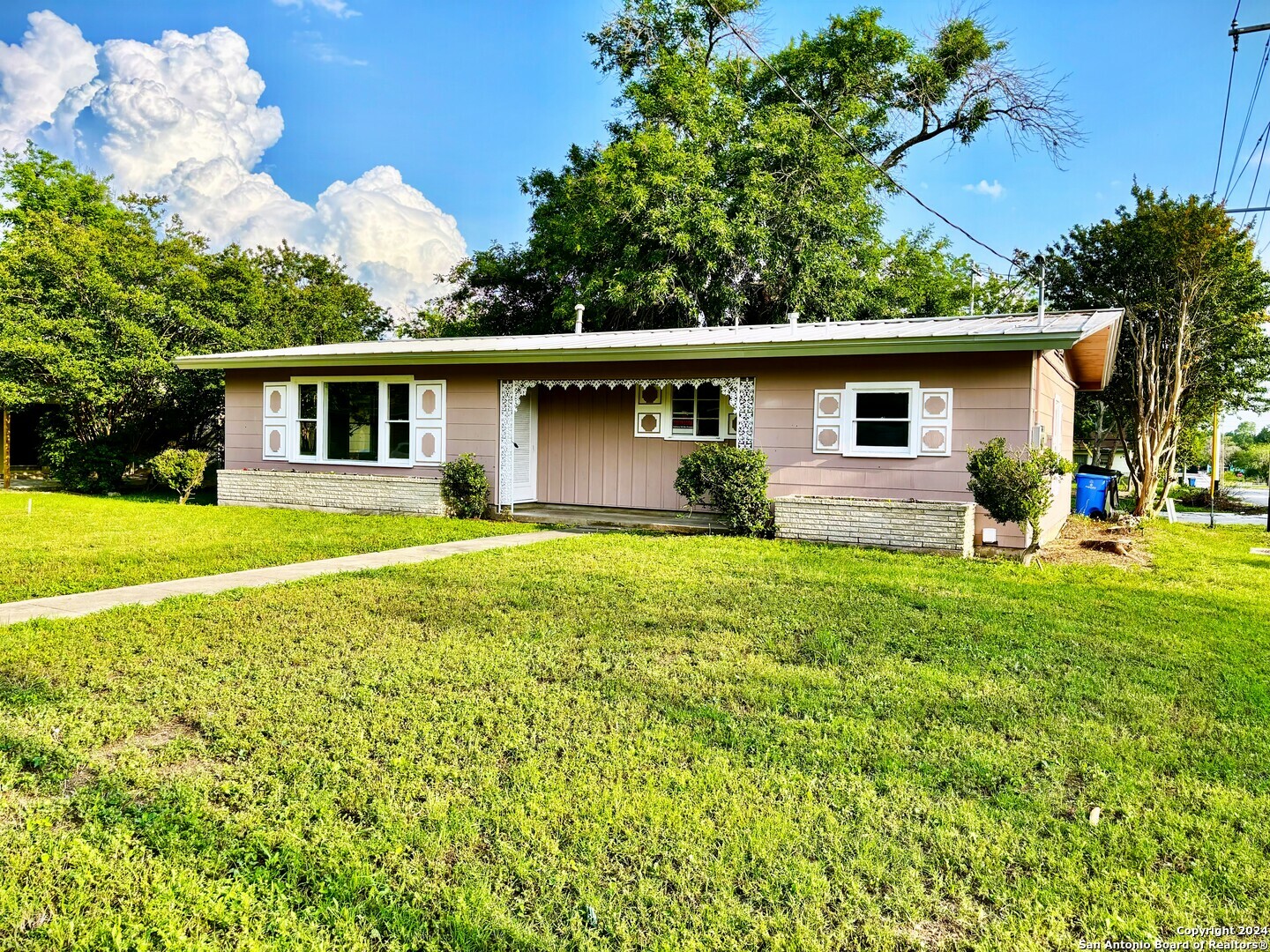 Property Photo:  903 E Ireland St  TX 78155 