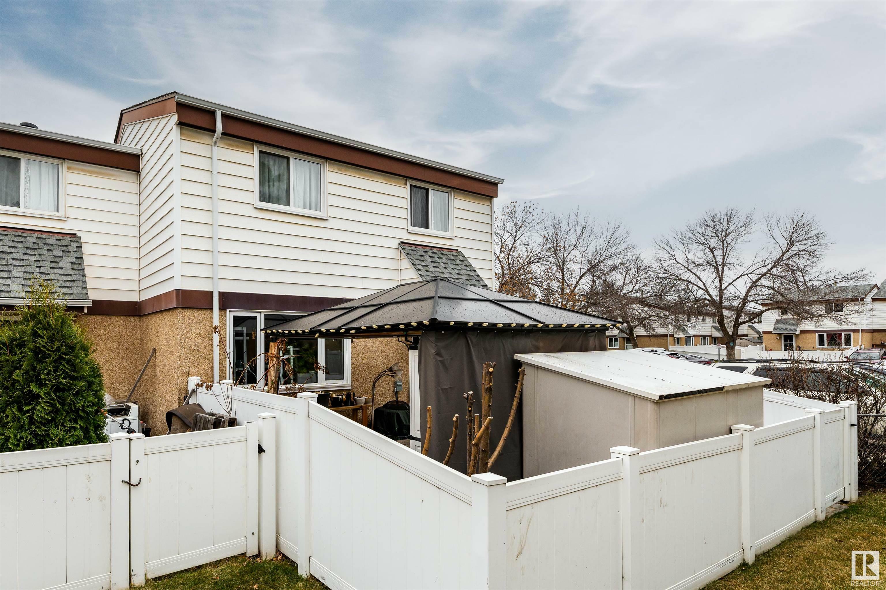 Property Photo:  3A Twin Terrace NW  AB T6K 1V4 