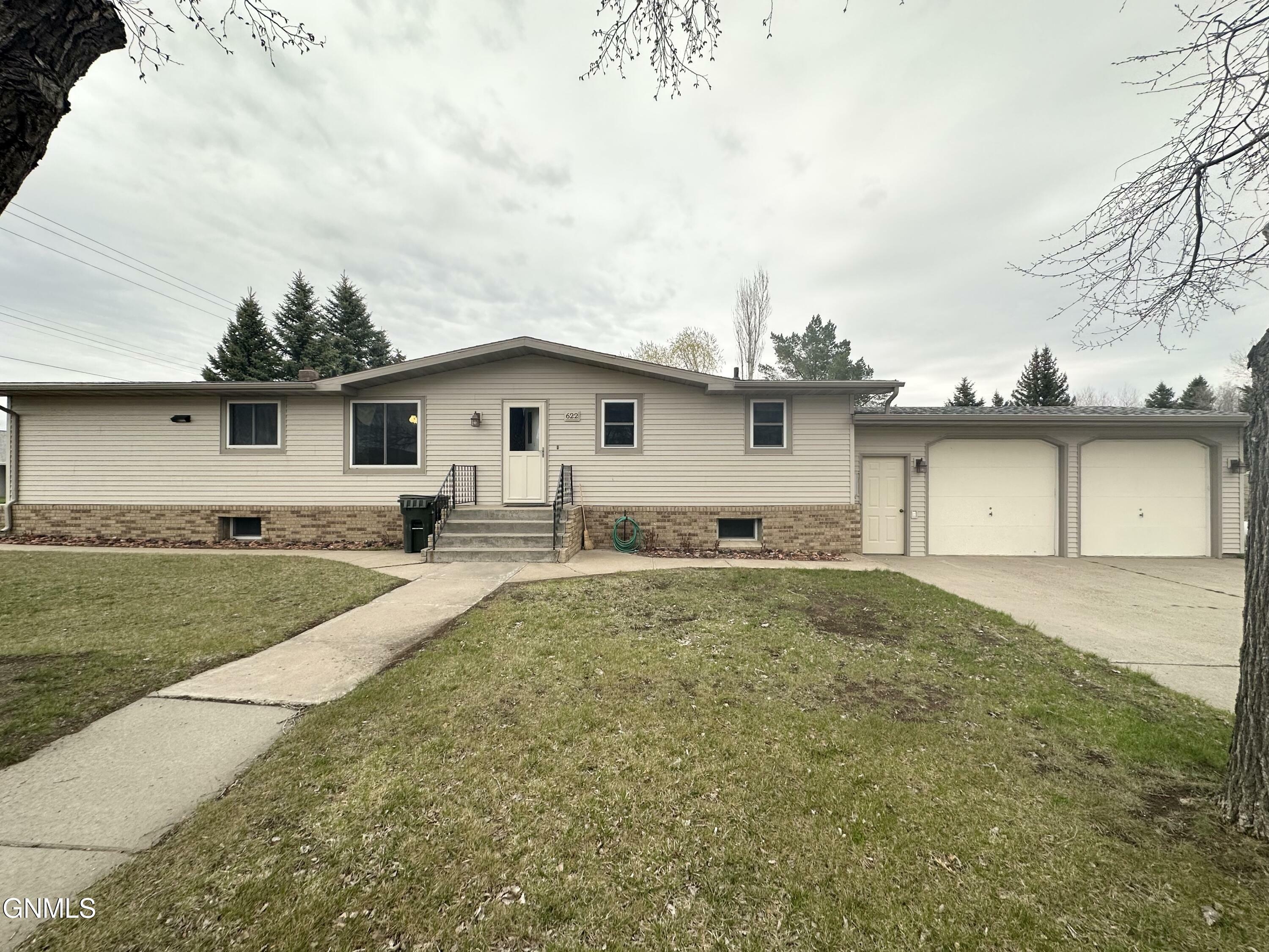Property Photo:  622 2nd Avenue NW  ND 58545 