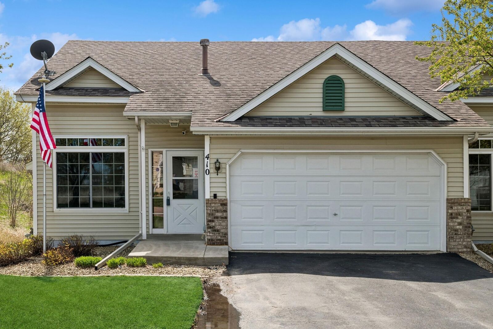 Property Photo:  410 Creekside Drive  MN 55313 