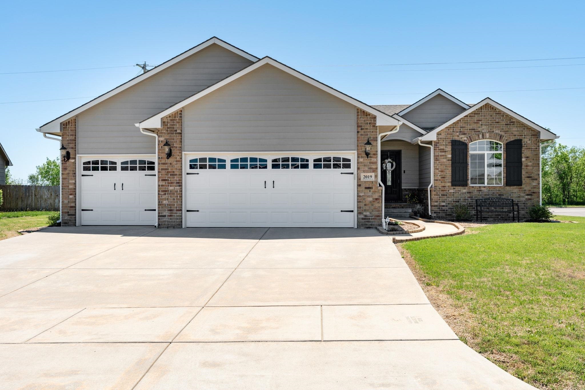 Property Photo:  2019 E Clover Ct  KS 67002 