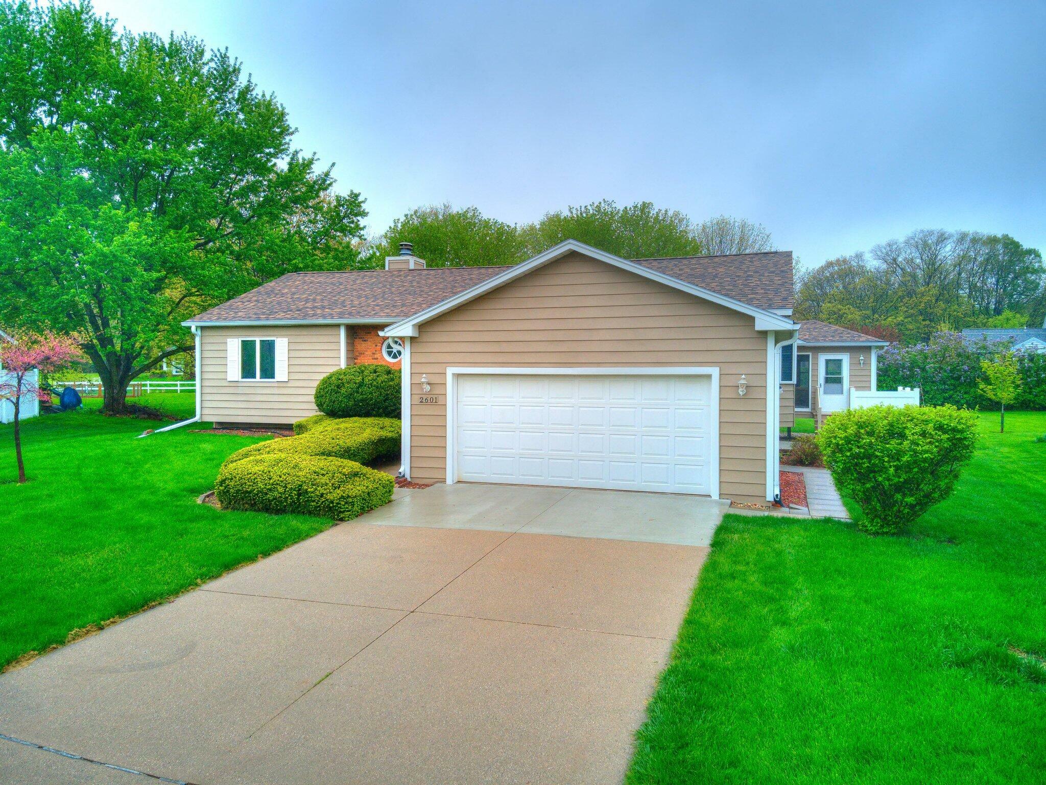 Property Photo:  2601 White Oak Drive  IA 50014 