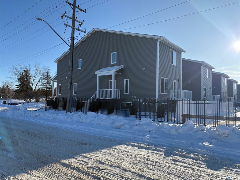 Property Photo:  413 L Avenue S  SK S7M 5Y6 