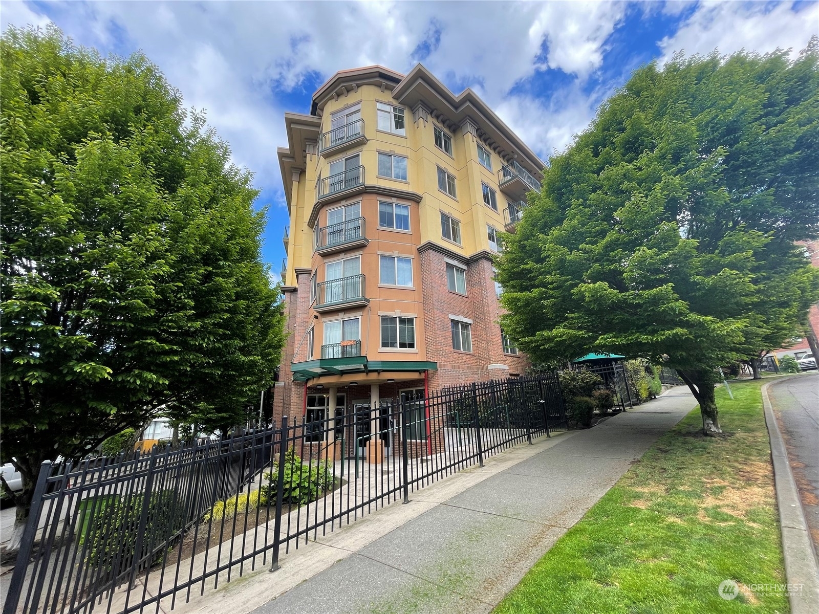 Property Photo:  700 E Denny Way Ph6  WA 98122 