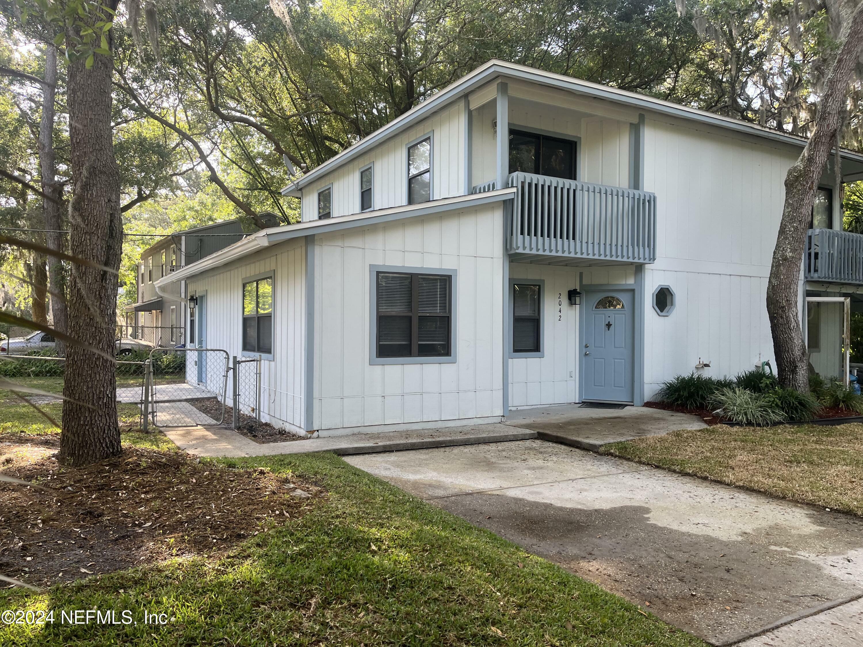 Property Photo:  2042 Lakeview Court  FL 32233 