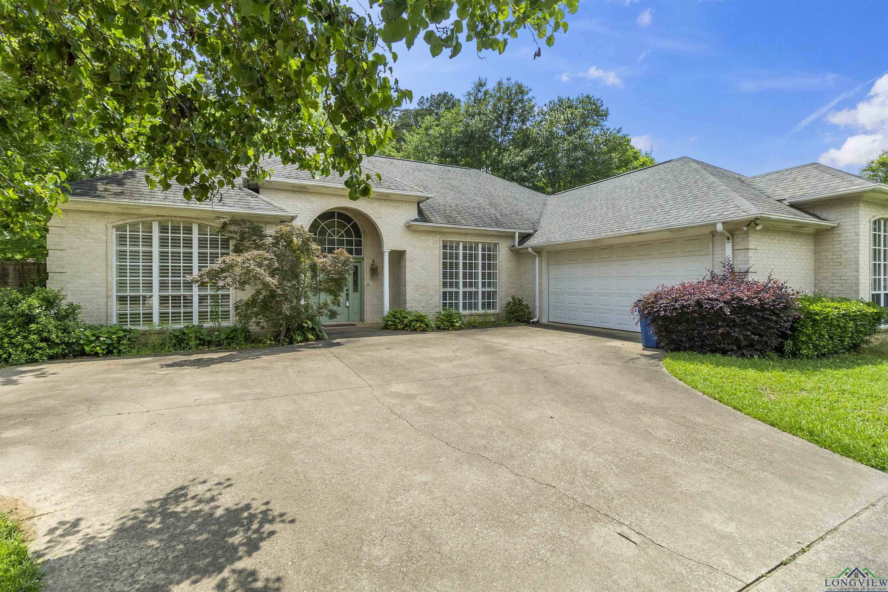 Property Photo:  8 Pine Manor Cir  TX 75662 