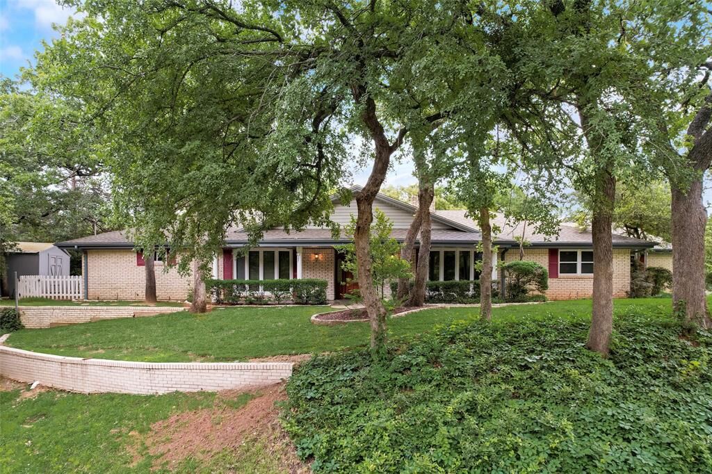Property Photo: 1107 Penoak Court TX 76040