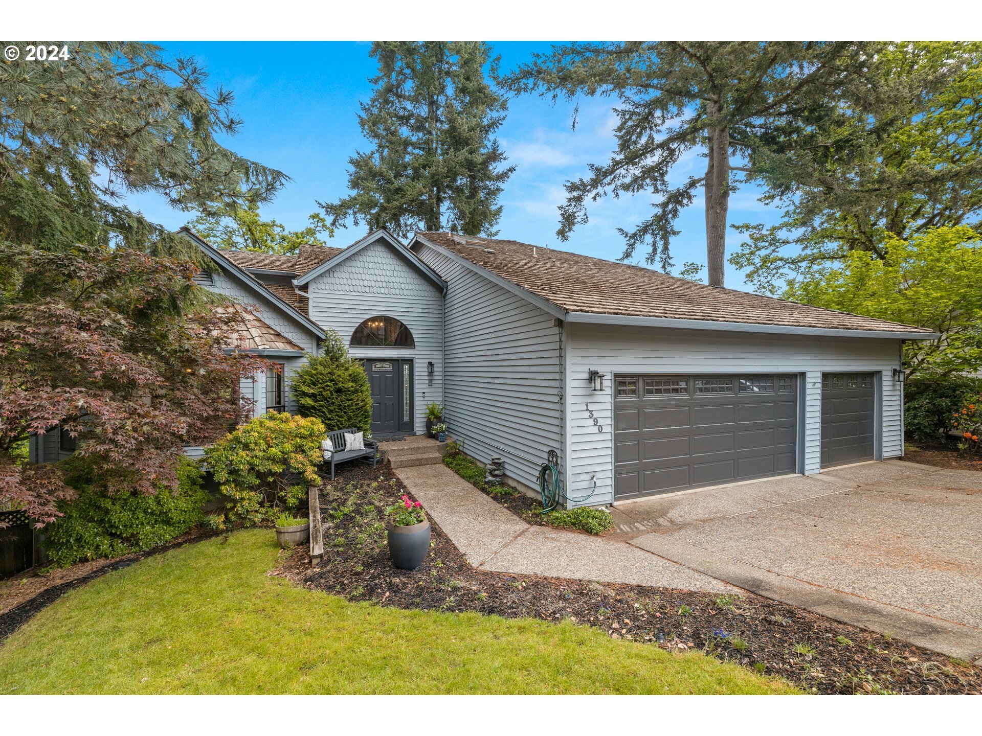 Property Photo: 1390 Skye Ct OR 97068