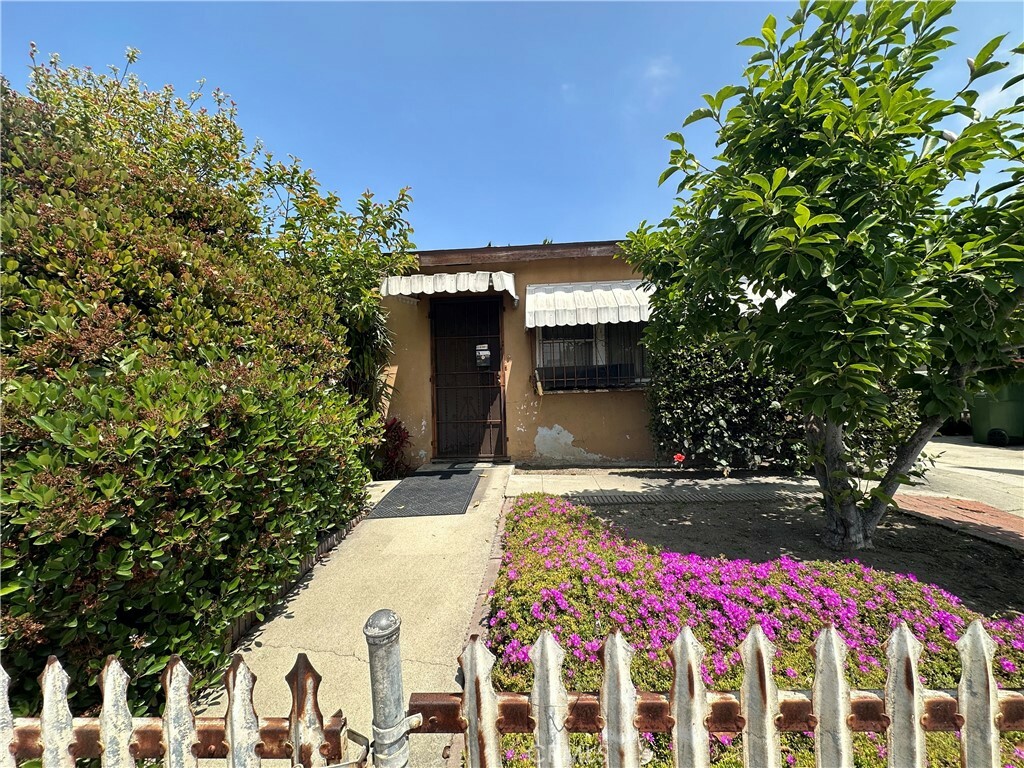 Property Photo:  1331 W Papeete Street  CA 90744 