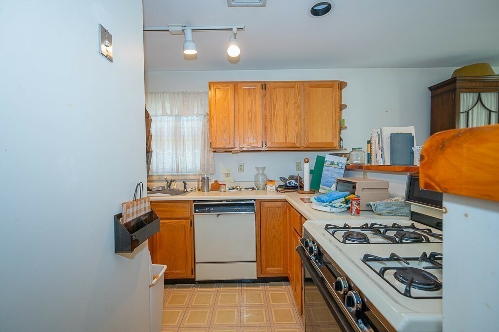 Property Photo:  17 Kilbourn Rd 6  MA 01523 