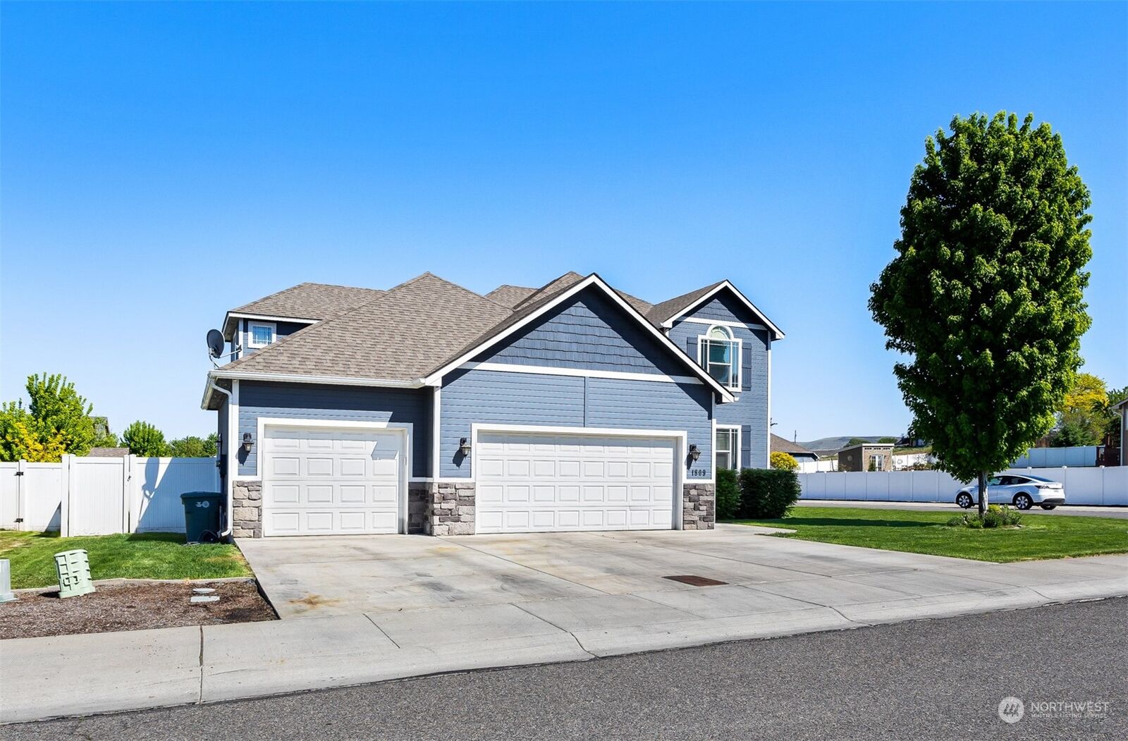 Property Photo:  1809 S 76th Avenue  WA 98908 