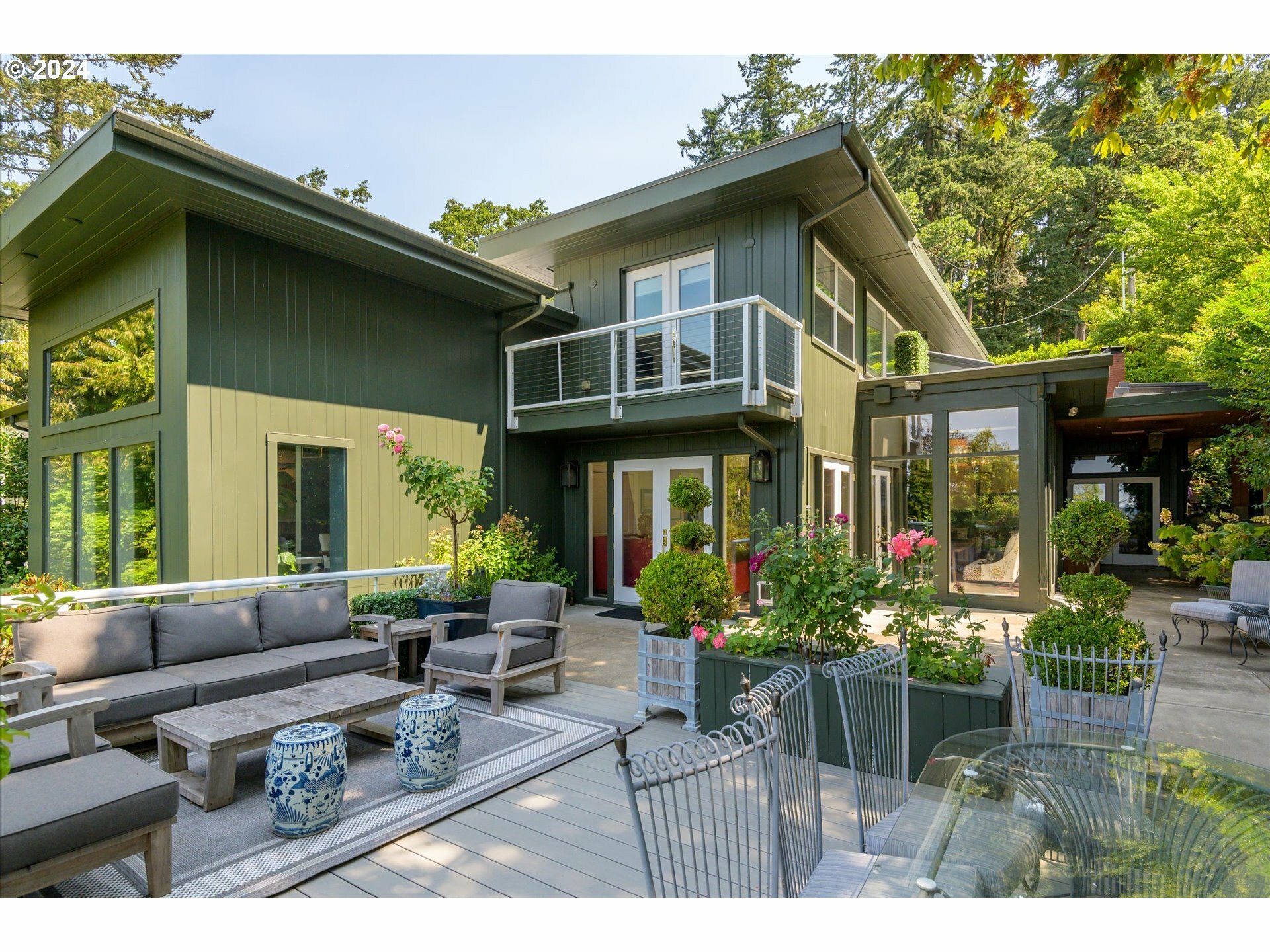 Property Photo: 2502 Highland Dr OR 97403