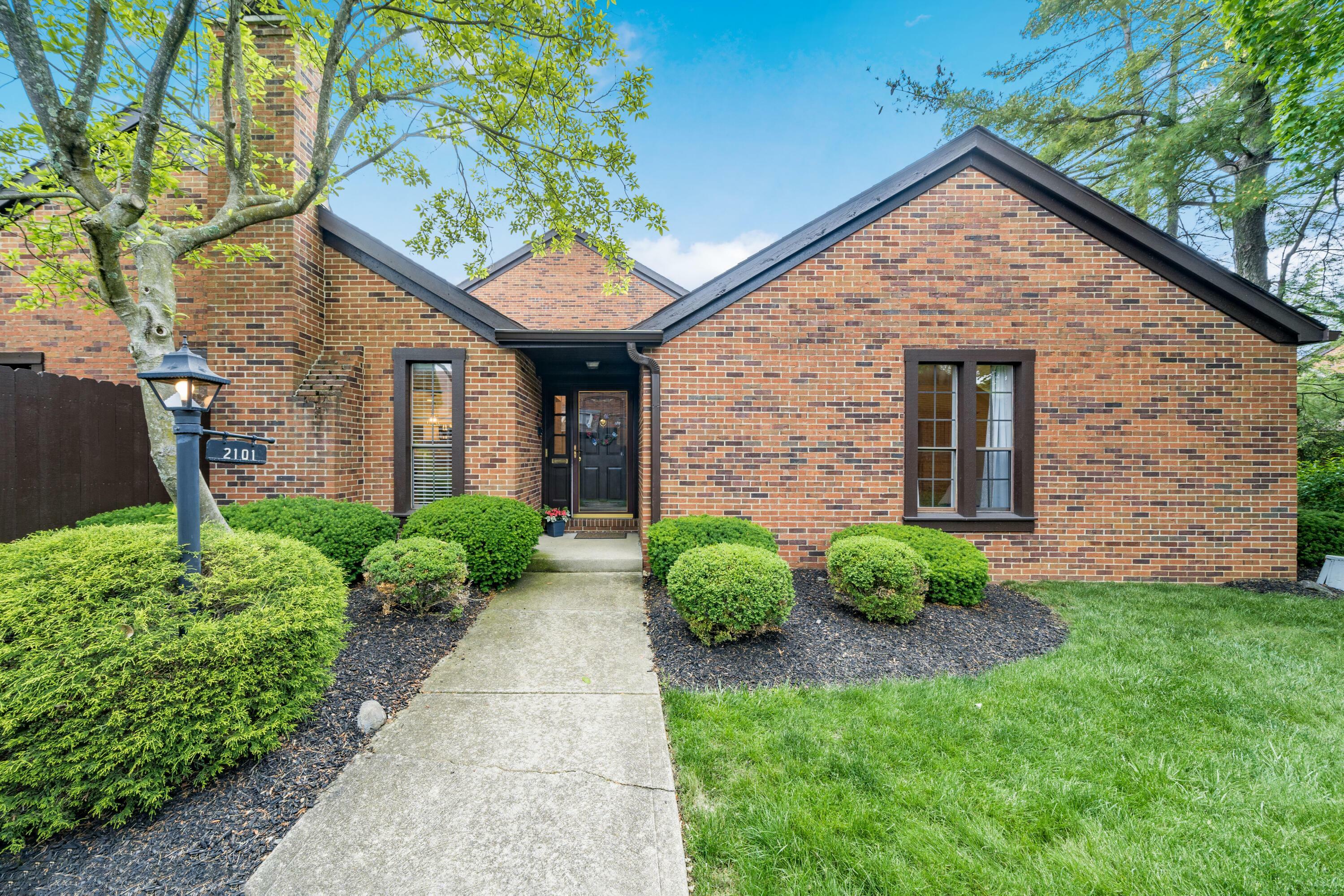 Property Photo:  2101 Coach Road N  OH 43220 