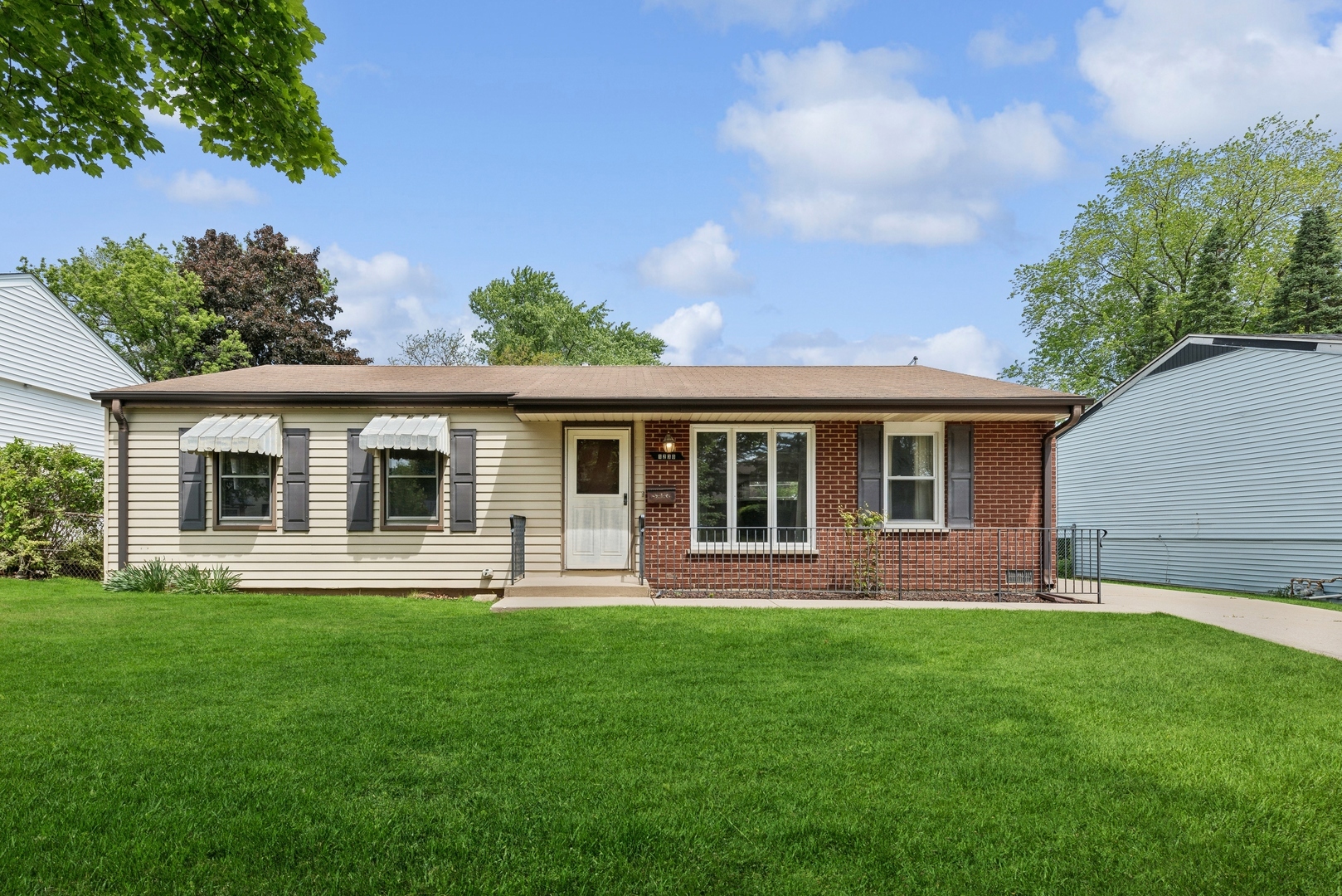 Property Photo:  1230 Sarasota Drive  IL 60090 