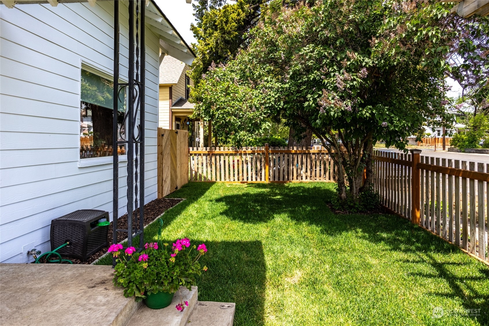 Property Photo:  105 N Sprague Street  WA 98926 