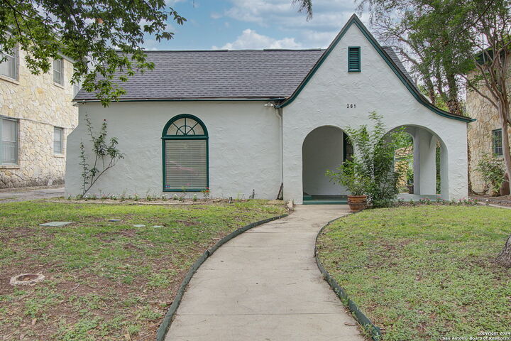 Property Photo: 261 E Rosewood Ave TX 78212