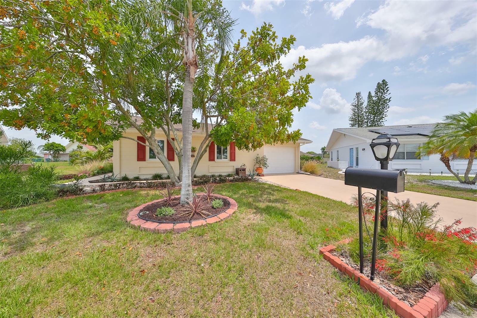 Property Photo:  207 Genet Court  FL 33573 