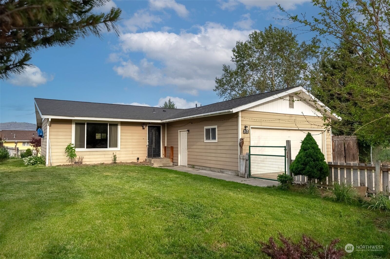 Property Photo: 713 Ridge Place WA 98841