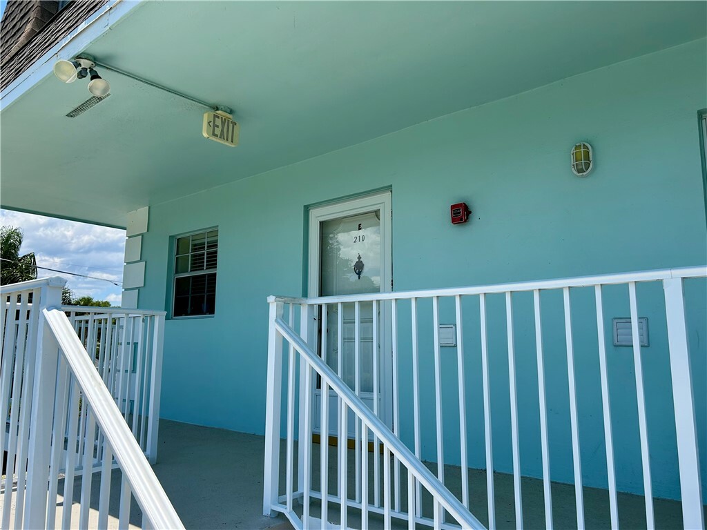 Property Photo:  1901 Indian River Boulevard 210E  FL 32960 