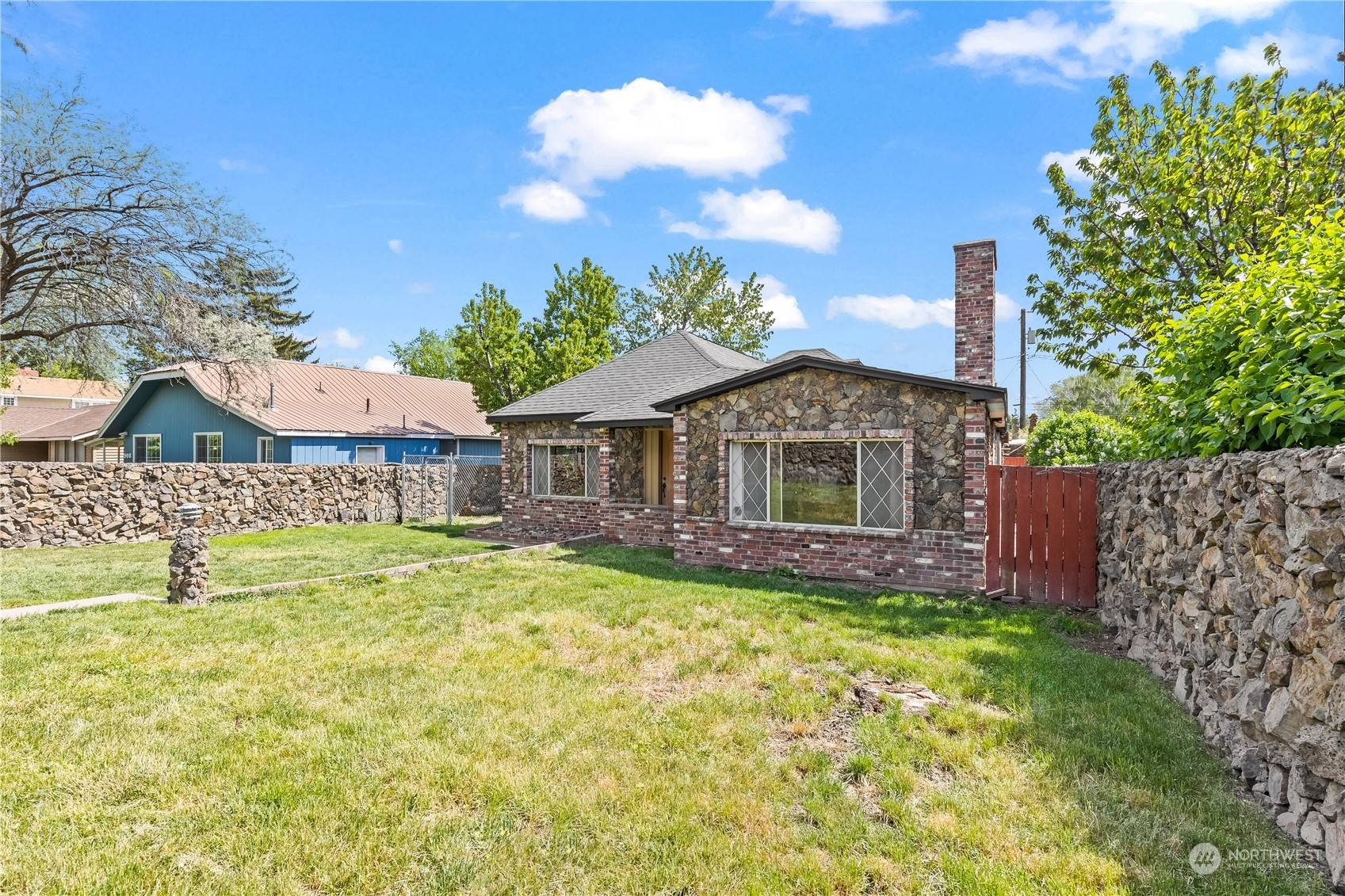Property Photo: 906 E Washington Avenue WA 98926