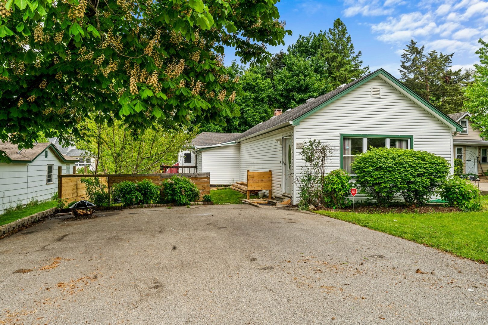 Property Photo:  406 Lake Shore Boulevard  IL 60084 