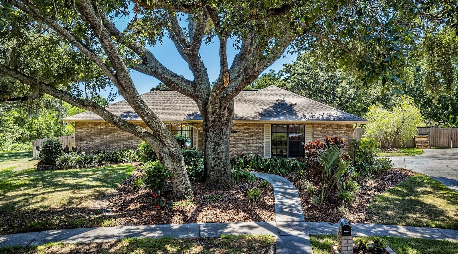 Property Photo: 2712 Golf Heights Circle FL 33596
