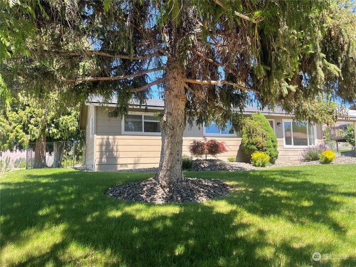 Property Photo:  215 Goldcrest Street  WA 98802 