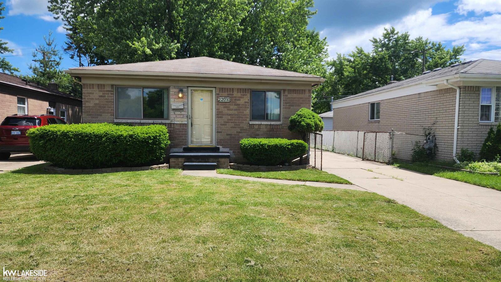 Property Photo:  22010 Kelly  MI 48021 