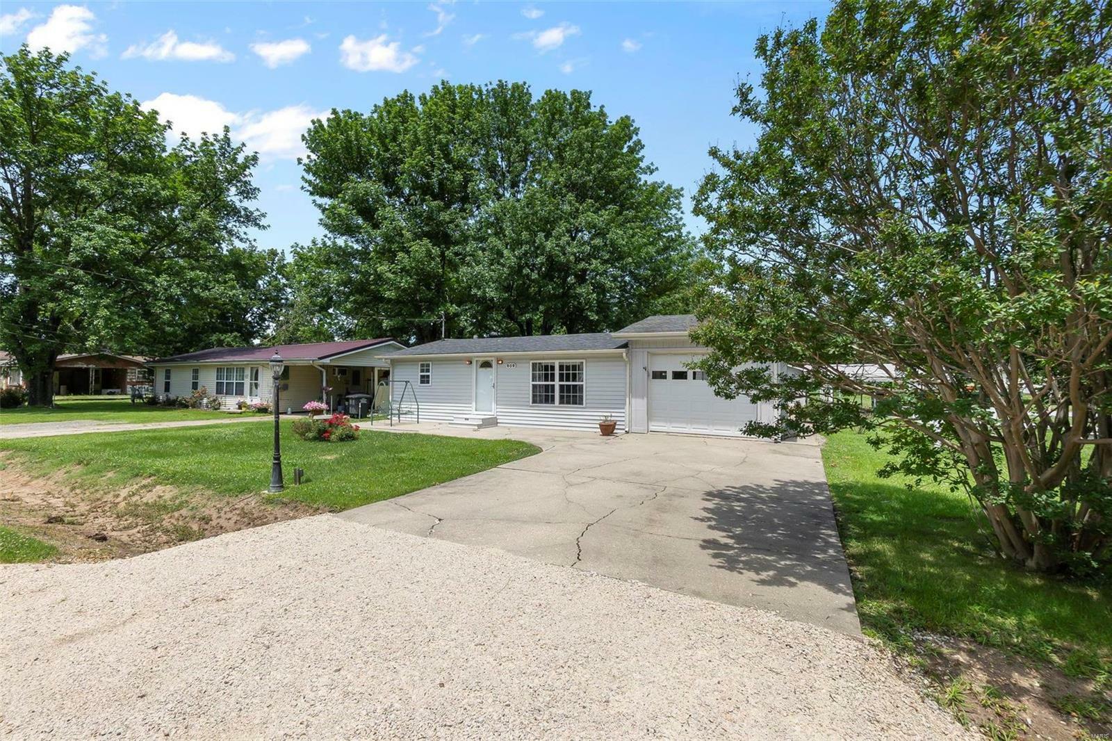 Property Photo:  609 Locust Street  MO 63868 