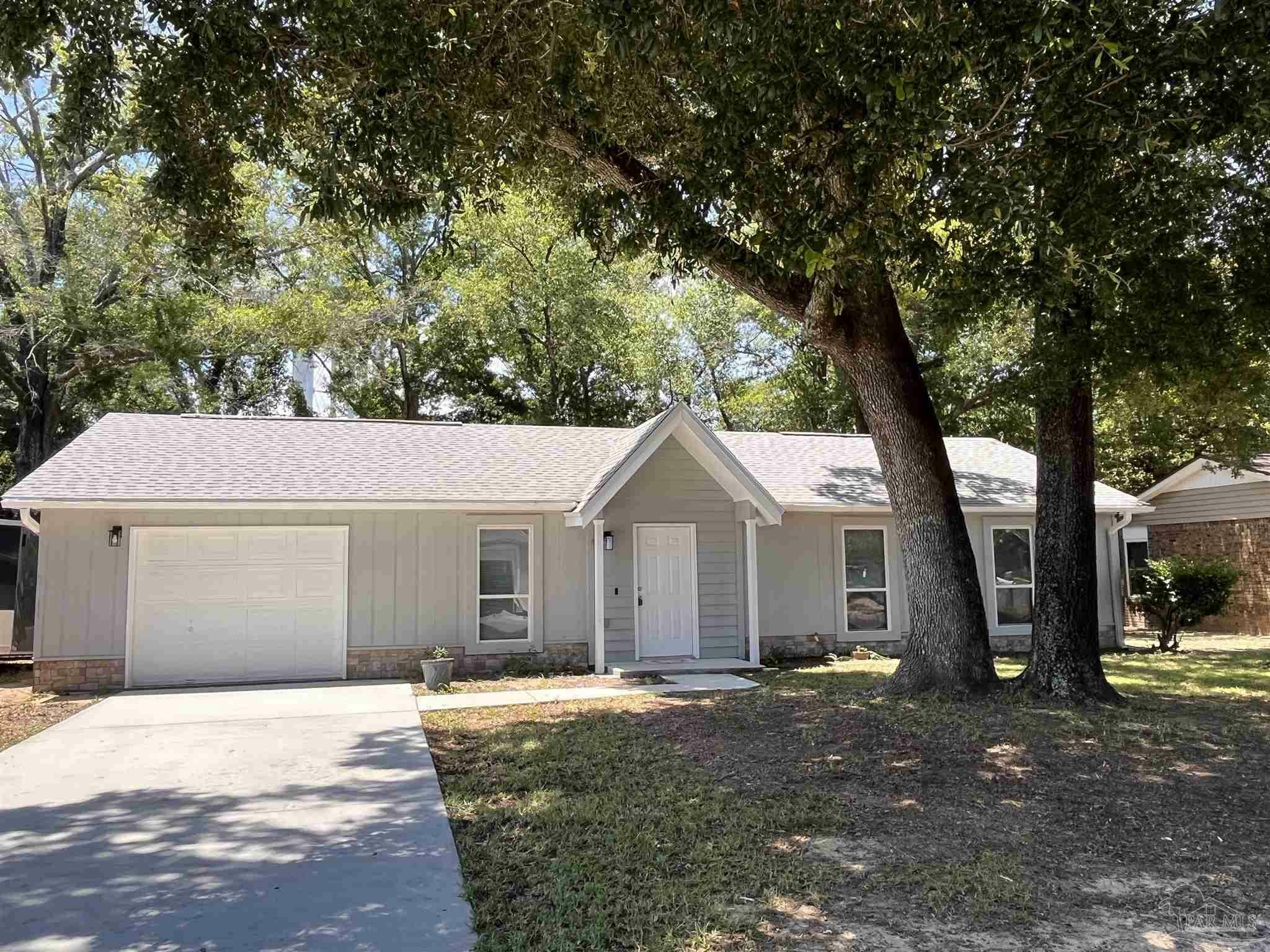 Property Photo: 3900 Baywoods Dr FL 32504