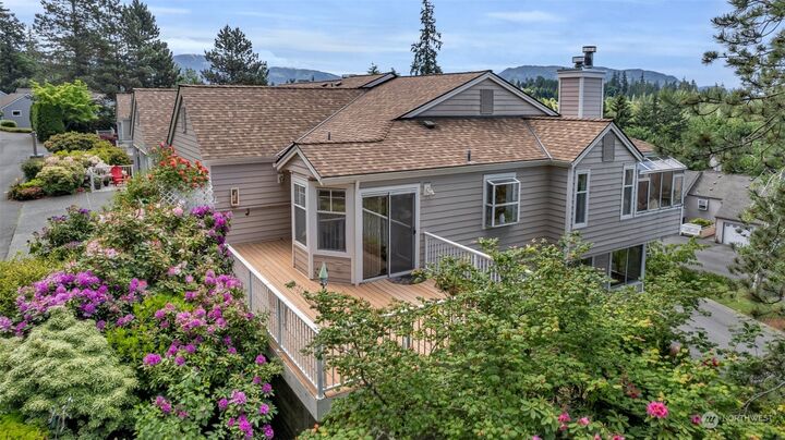 Property Photo:  22531 SE 42nd Court 2215  WA 98029 
