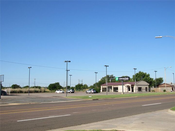 Property Photo: 1904 E Broadway Street OK 73521