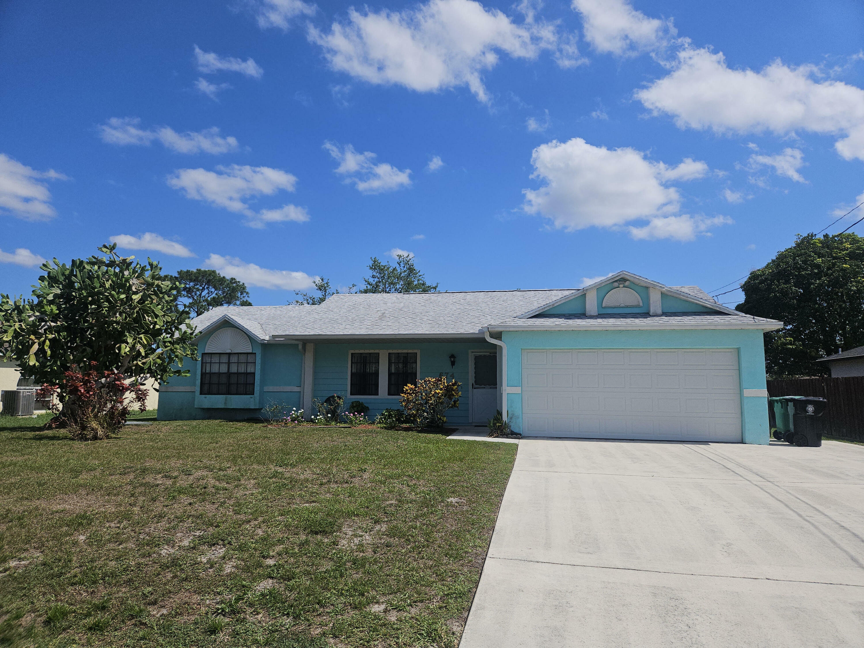 Property Photo:  674 SW Violet Avenue  FL 34983 